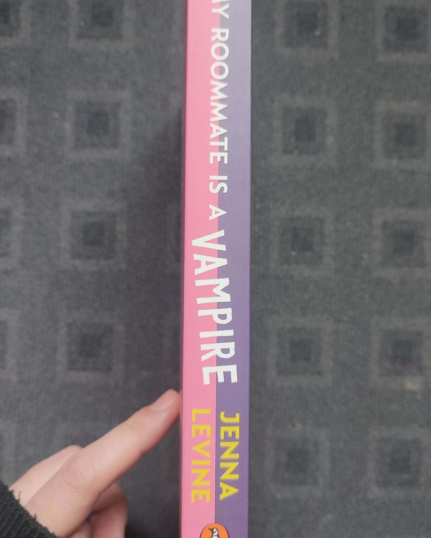 My Roommate Is a Vampire-Jenna Levine