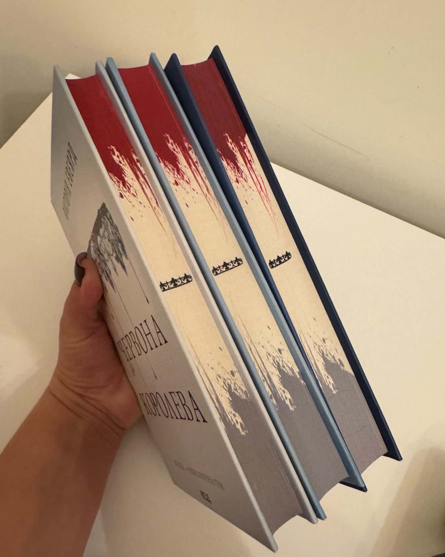 Червона королева. Книга 1, Скляний меч. Книга 2, Королівська клітка-Вікторія Авеярд