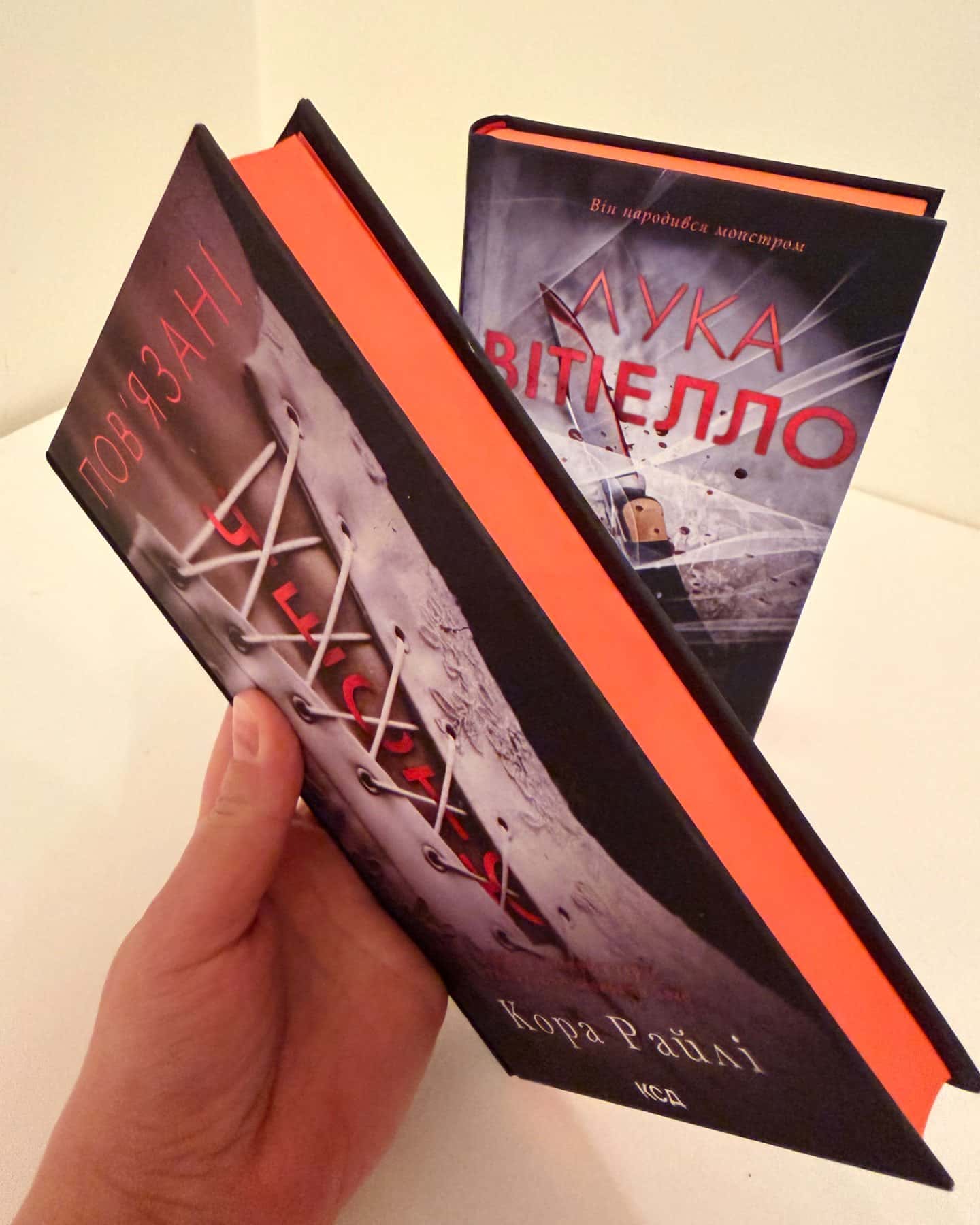 Комплект з 2-х книг «Хроніки мафії.Народжені у крові» 1. Повʼязані честю. 2. Лука Вітіелло.Що-Кора Райлі