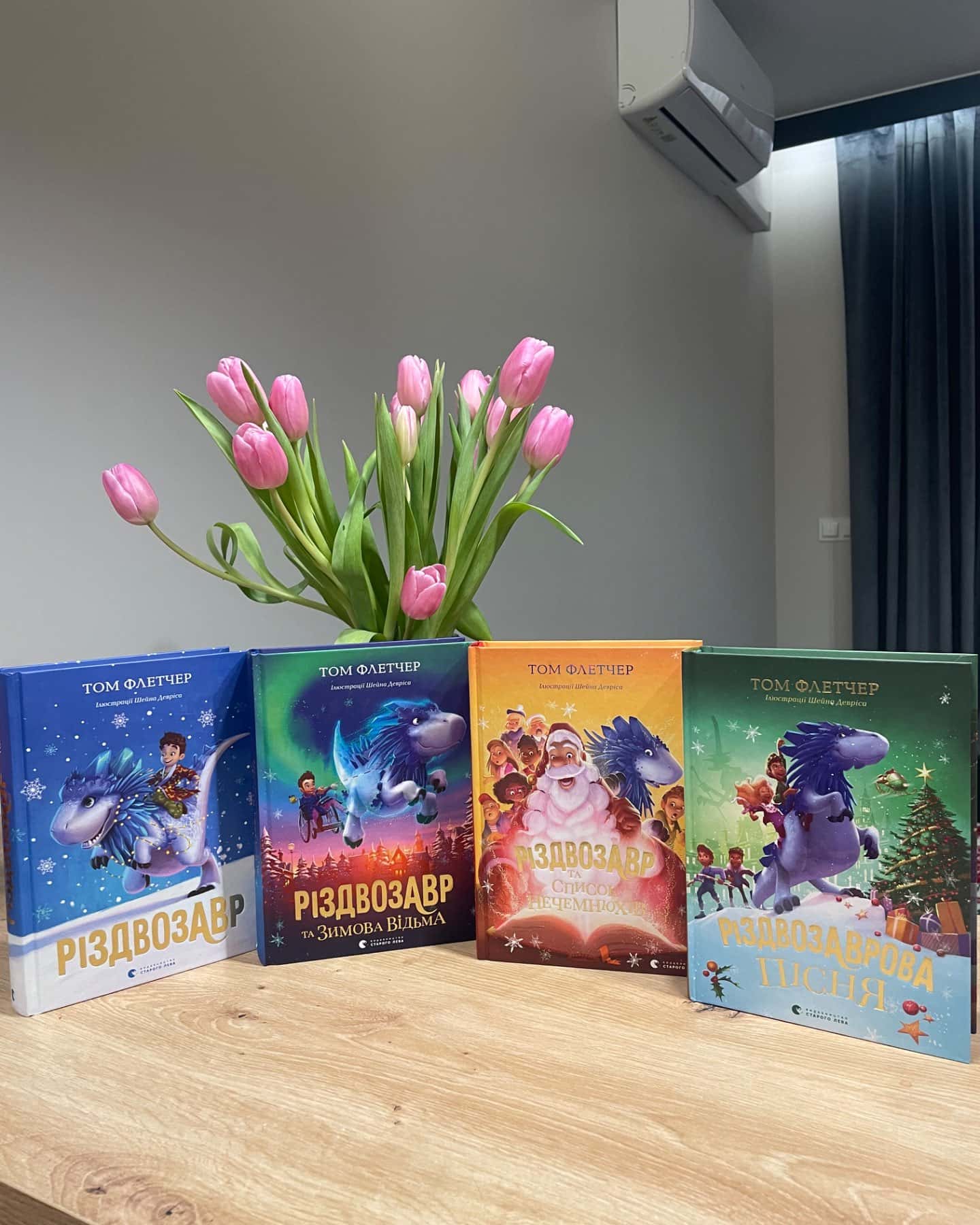 Різдвозаврова пісня, Різдвозавр, Різдвозавр та список Нечемнюхів, Різдвозавр та Зимова Відьма-Том Флетчер