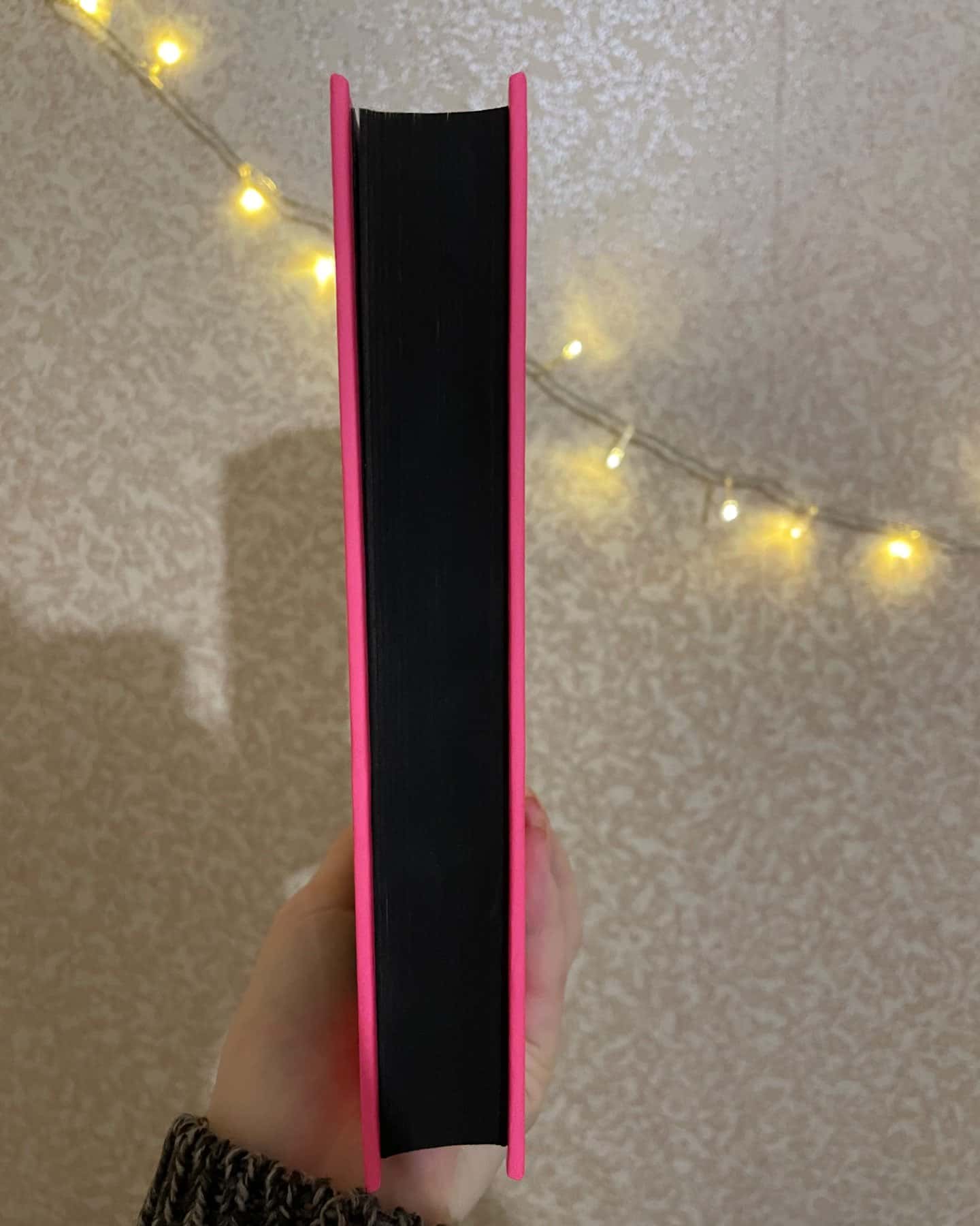 Зайчик (рожева книга)-Мона Авад