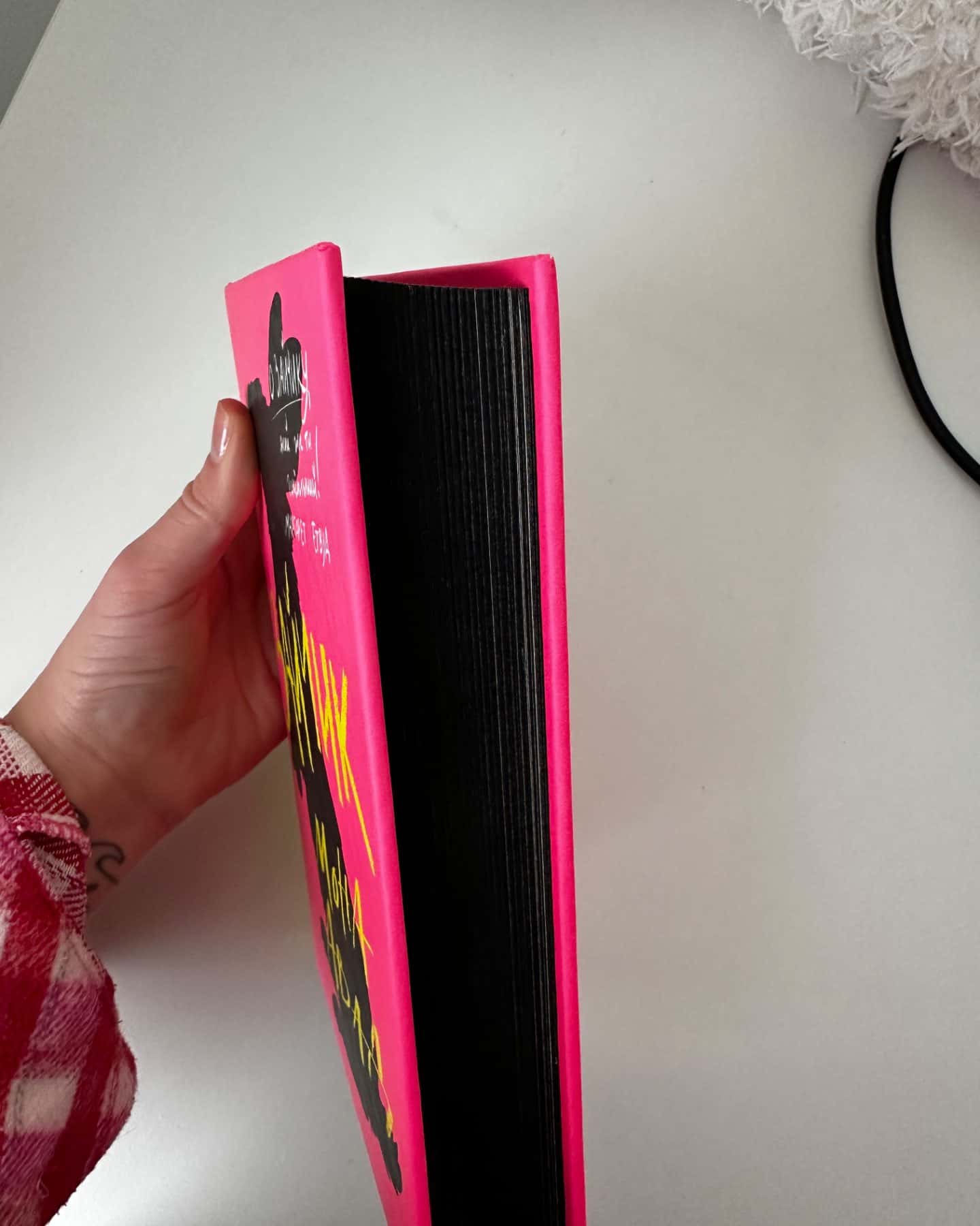 Зайчик (рожева книга)-Мона Авад